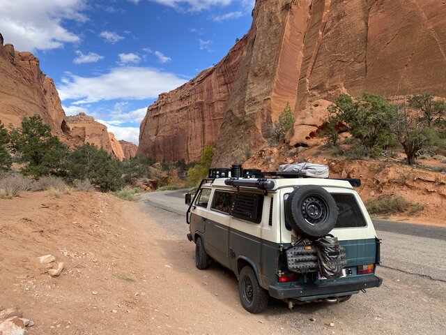 Van auf einer Canyon-Straße in Utah